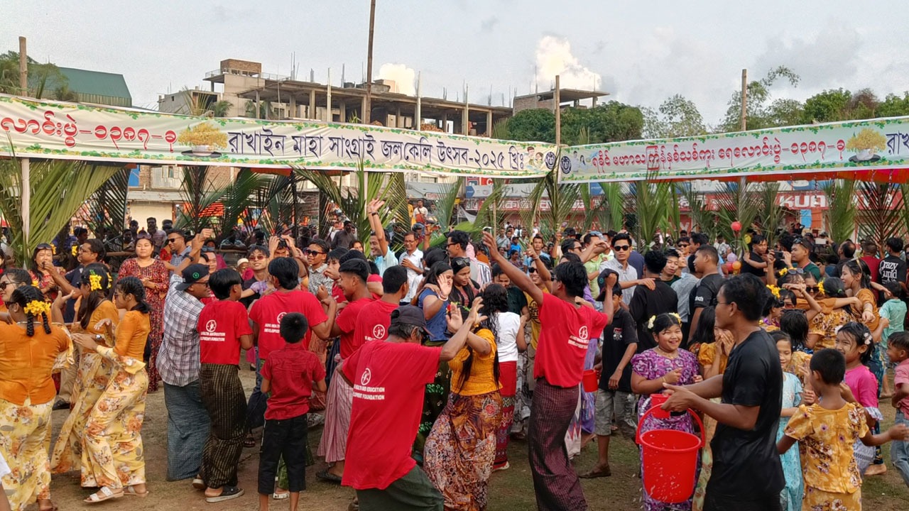 সাংগ্রাই উৎসবে রঙ ছড়াচ্ছে কুয়াকাটার রাখাইন সমাজ