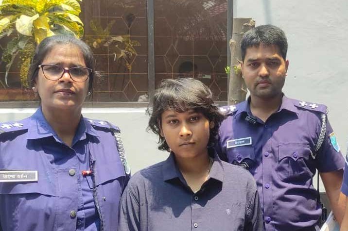 বাবাকে কুপিয়ে হত্যার পর ৯৯৯-এ কল দিয়ে দায় স্বীকার