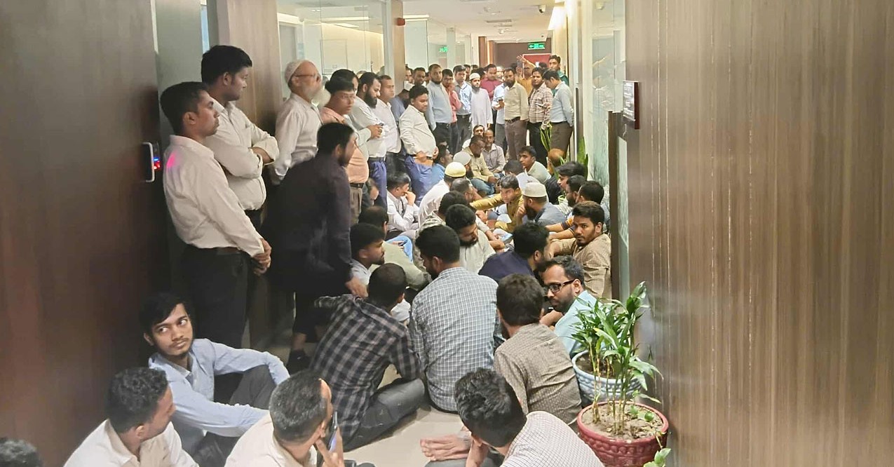অর্থ উপদেষ্টার অফিস কক্ষে কর্মকর্তা-কর্মচারীদের অবস্থান