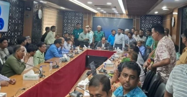 সচিবদের সঙ্গে আন্দোলনরত কর্মচারীদের বৈঠক চলছে