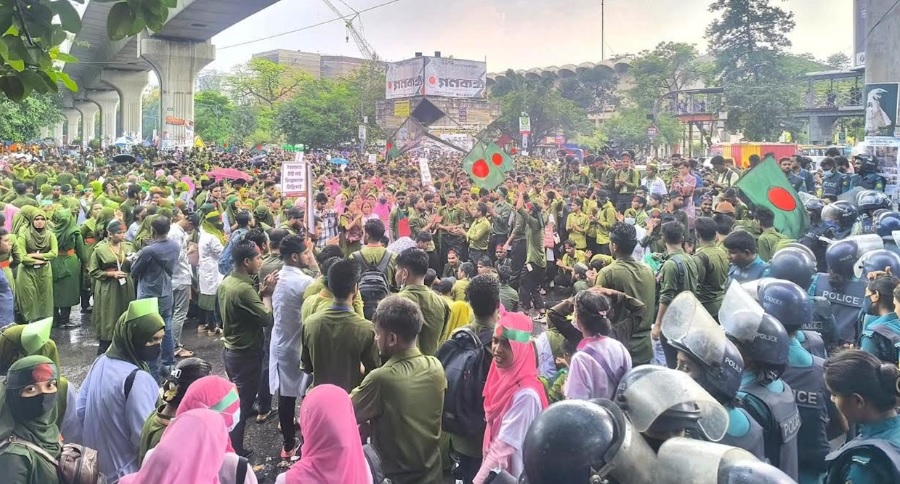 দিনভর অবরোধ-সংঘর্ষে যানজটে নাকাল ঢাকা, ভোগান্তিতে মানুষ