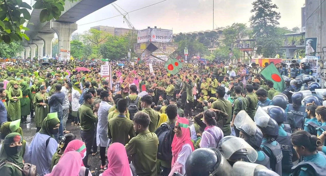 শাহবাগে নার্সিং কলেজের শিক্ষার্থীদের সড়ক অবরোধ