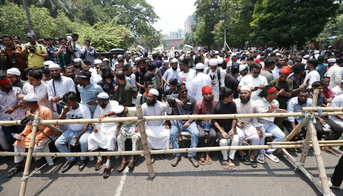 আওয়ামী লীগ নিষিদ্ধের দাবি: সমাবেশ মঞ্চের সামনে বিক্ষোভকারীদের অবস্থান