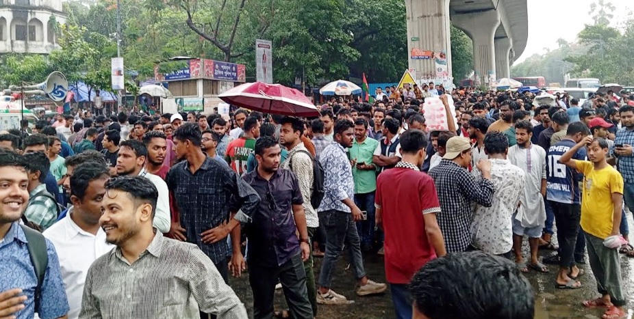 সাম্য হত্যার বিচার দাবিতে শাহবাগে ছাত্রদলের অবস্থান