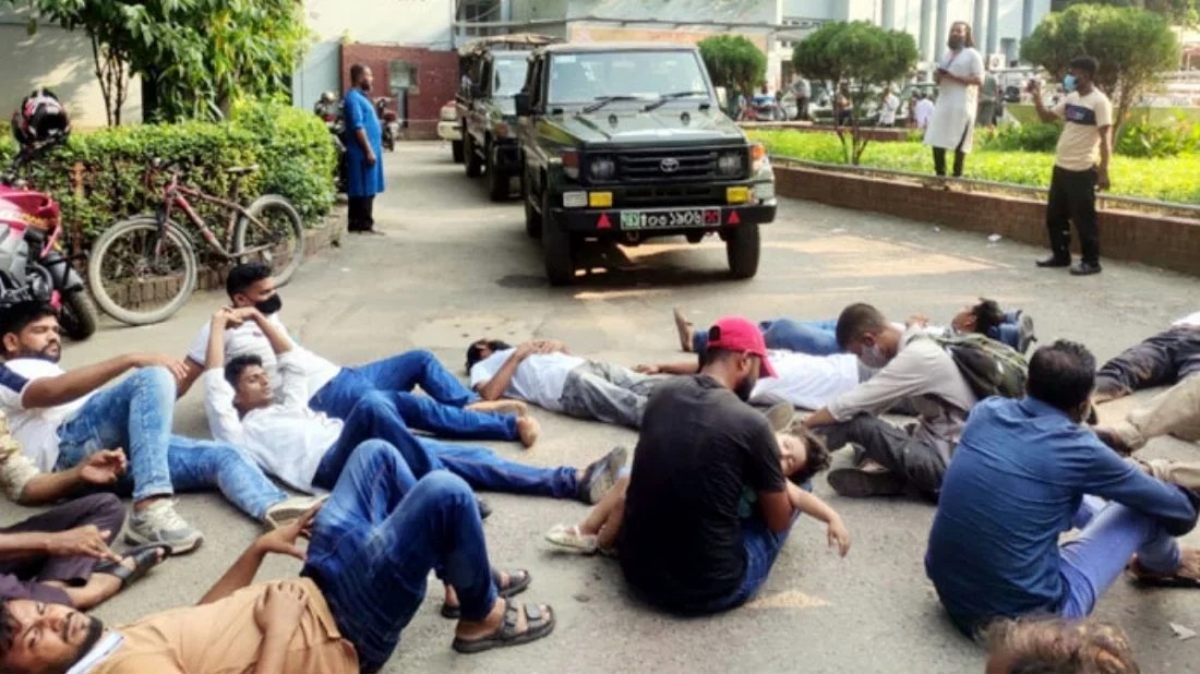 সেনা কর্মকর্তাদের গাড়ির সামনে শুয়ে পড়লেন চাকরিচ্যুত সেনা সদস্যরা