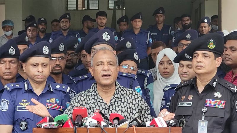 নির্বাচনের আগেই লুট হওয়াসহ সব অবৈধ অস্ত্র উদ্ধার করা হবে: স্বরাষ্ট্র উপদেষ্টা