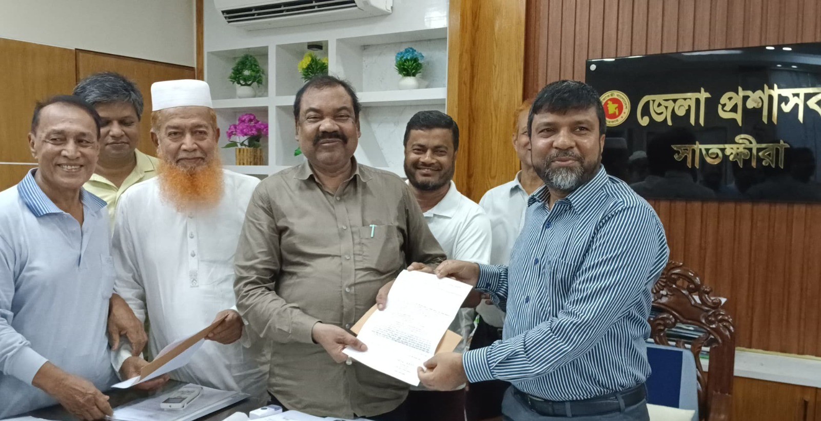 সাতক্ষীরায় নাগরিক সেবা নিশ্চিতের দাবিতে স্মারকলিপি