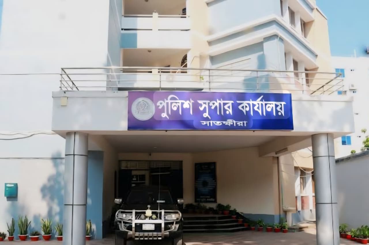 সাতক্ষীরায় পুলিশ ফাঁড়িতে হামলা মামলায় ৩ জনকে গ্রেফতার