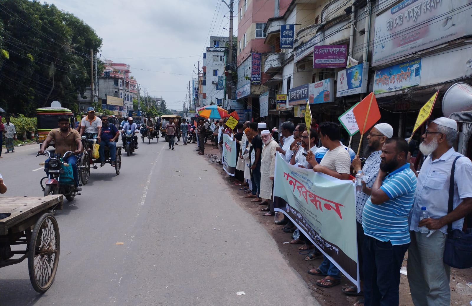 ৪ দফা দাবিতে সাতক্ষীরায় ওষুধ ব্যবসায়ীদের মানববন্ধন