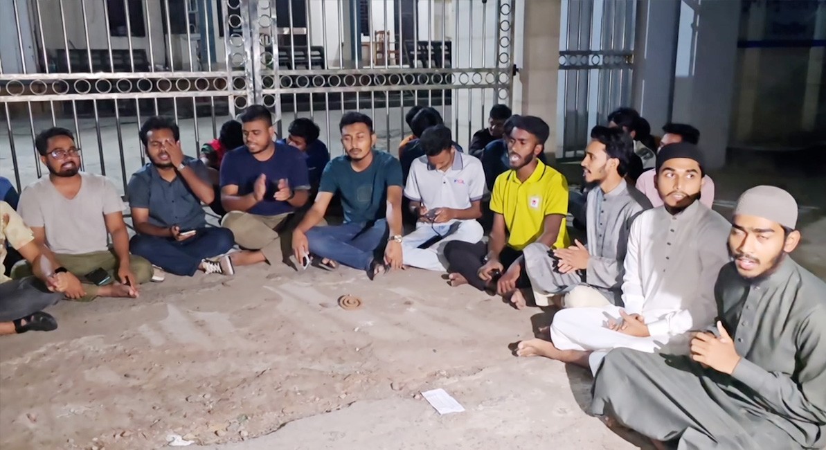 টাঙ্গাইলে ছাত্রলীগের মশাল মিছিলের প্রতিবাদে ছাত্র-জনতার বিক্ষোভ