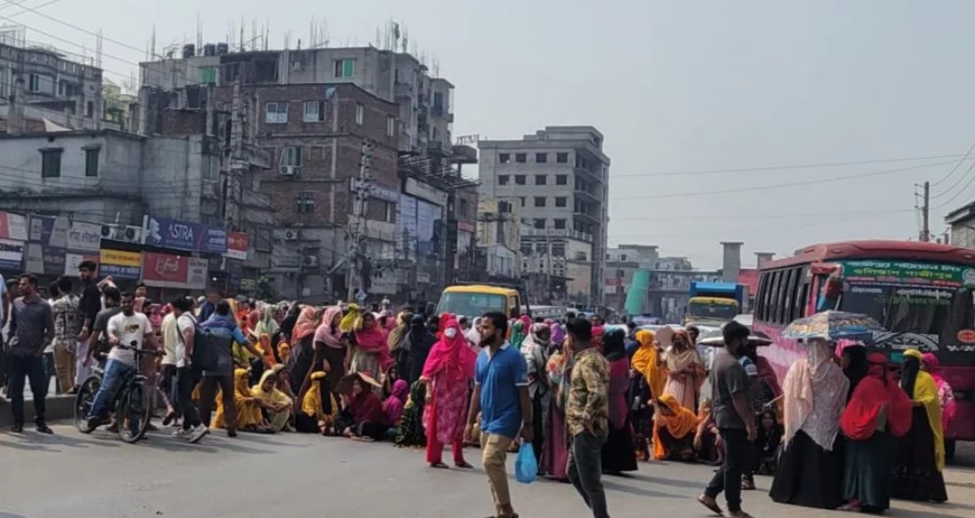 টঙ্গীতে বকেয়া বেতনের দাবিতে মহাসড়ক অবরোধ