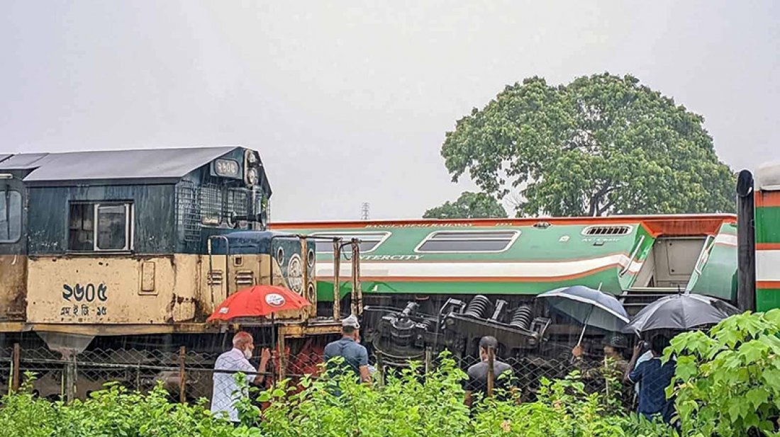 লালমনিরহাটে দুই ট্রেনের সংঘর্ষ, ২টি বগি লাইনচ্যুত