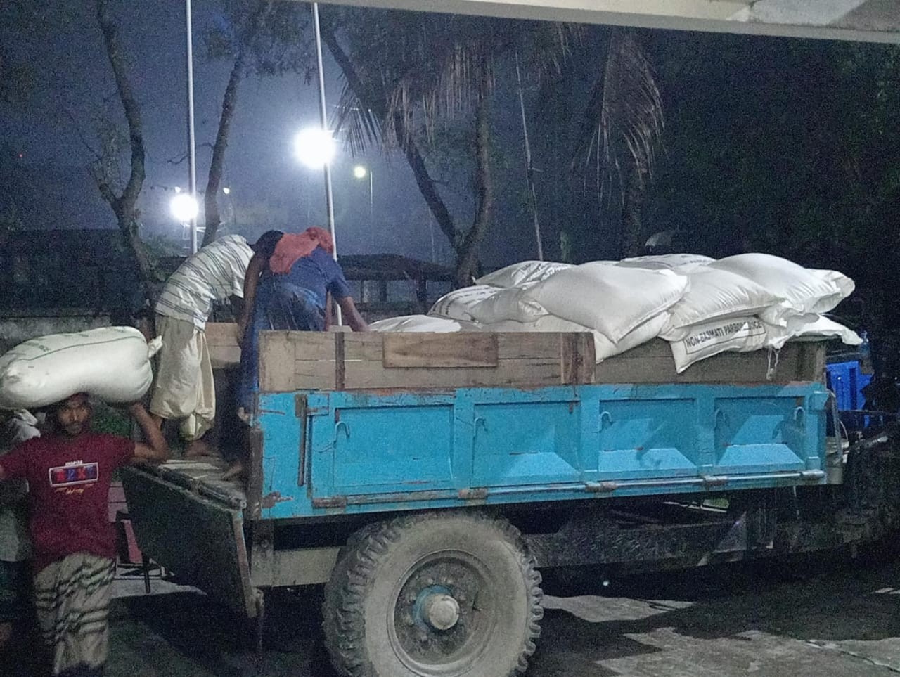 জামালপুরে যৌথ বাহিনীর অভিযানে ১০২ বস্তা চাল জব্দ