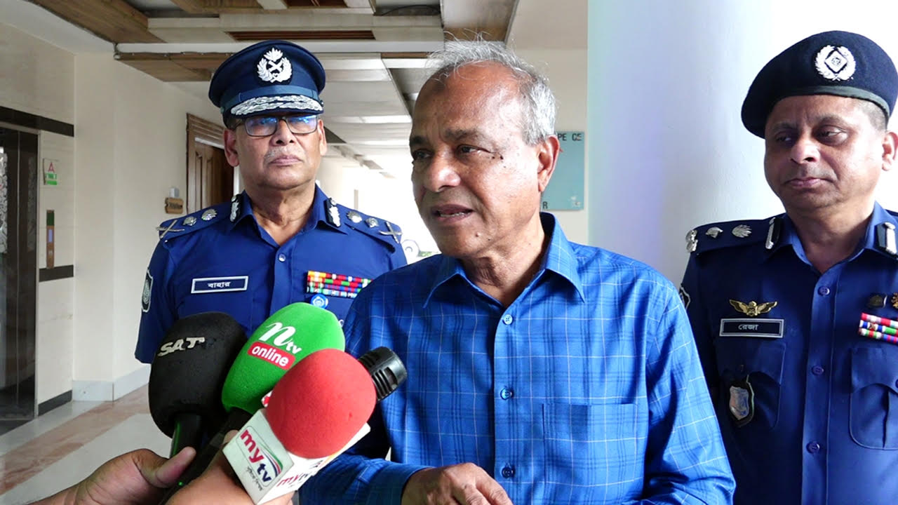 জনবান্ধব পুলিশ’ হতে পারলে বাহিনীটির কলঙ্ক মুছবে: স্বরাষ্ট্র উপদেষ্টা
