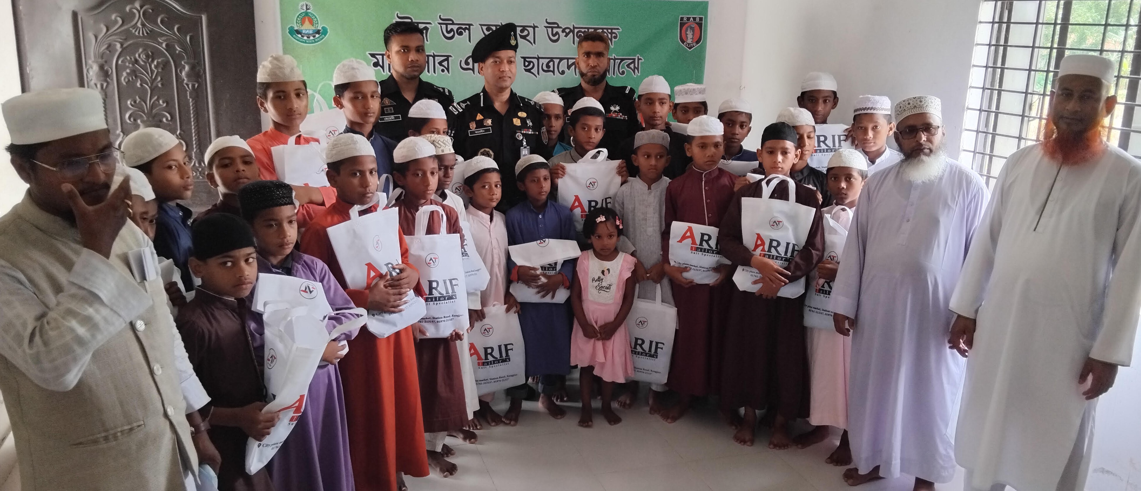 আইনশৃঙ্খলা রক্ষার পাশে মানবিক সহায়তায় র‍্যাব-১৩