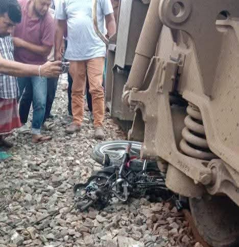 ট্রেনে কাটা পড়ে ২ মোটরসাইকেল আরোহী নিহত