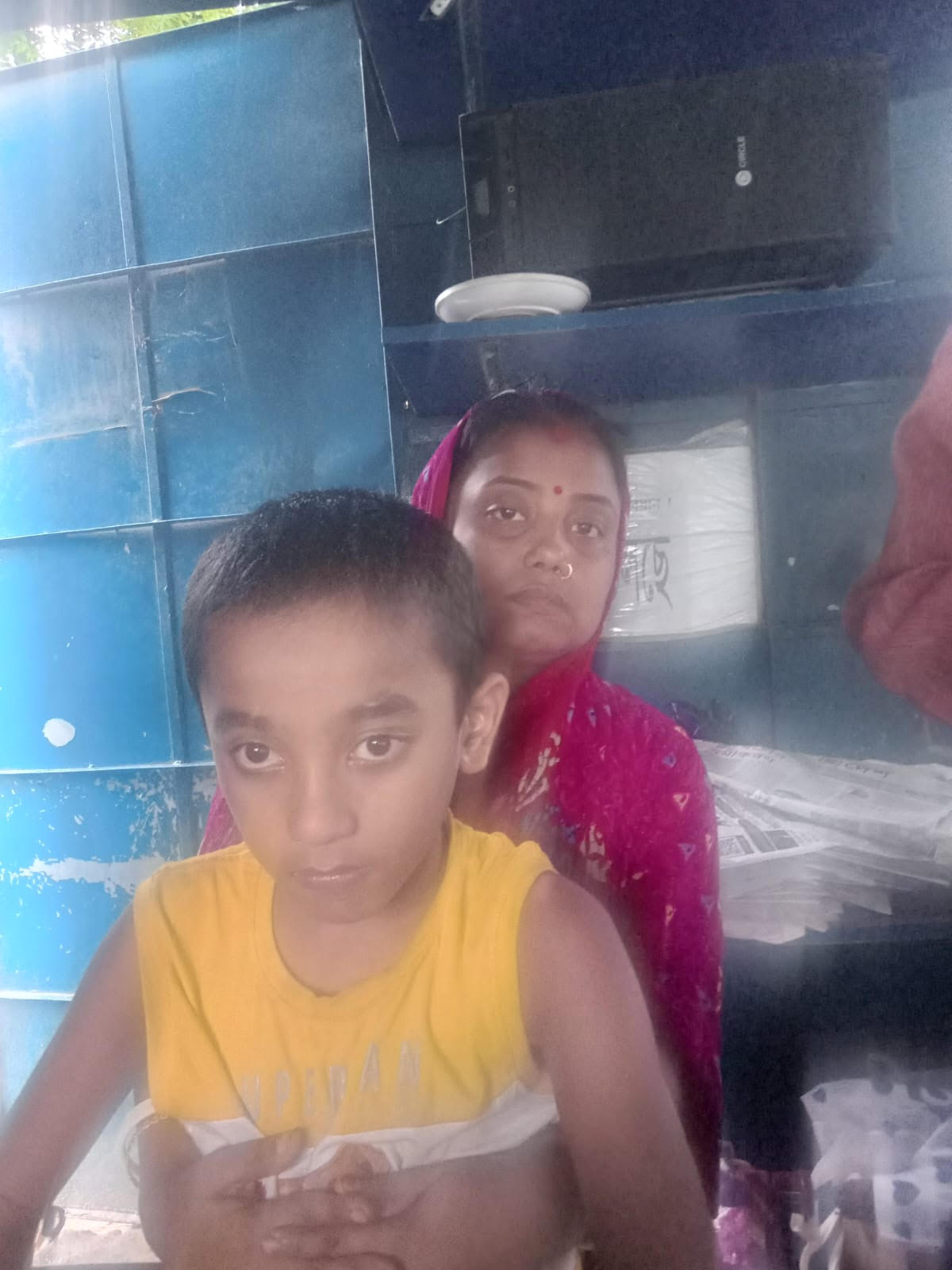 স্বামী শ্বশুর- শাশুড়ির অত্যাচার সইতে না পেরে সন্তানসহ পথে পথে ঘুরছে শ্রাবন্তী দাস