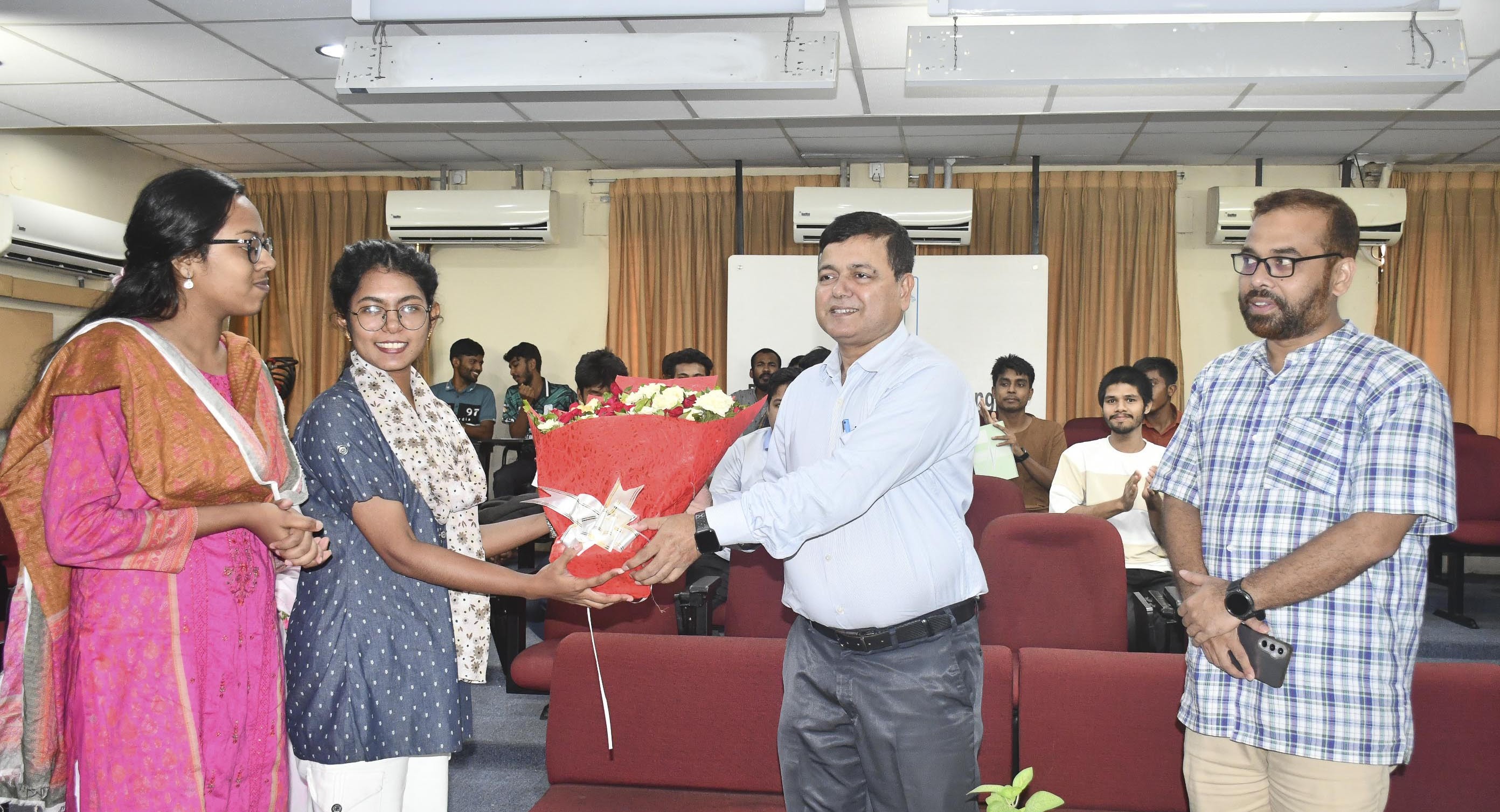 বেরোবি ক্যাম্পাস রেডিও স্বেচ্ছাসেবক শিক্ষার্থীদের সঙ্গে উপাচার্যের শুভেচ্ছা বিনিময়