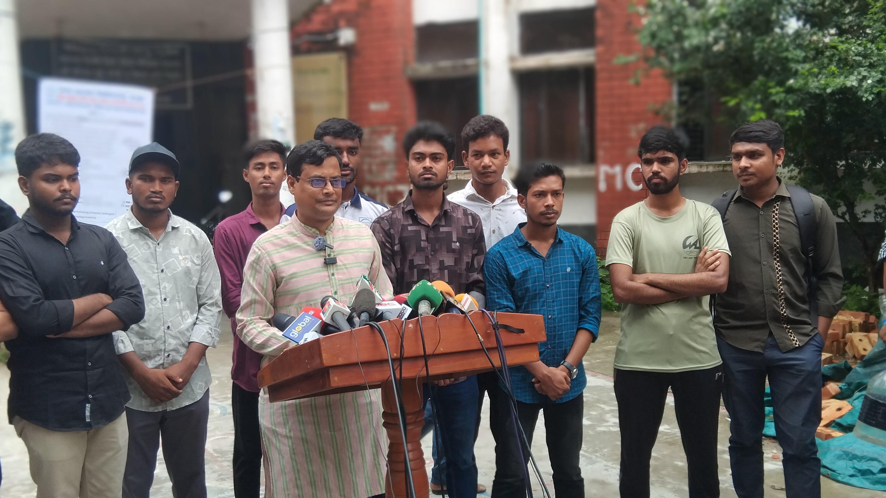 দোষী পুলিশকে বরখাস্তসহ নানা দাবি বেরোবি শিক্ষকের