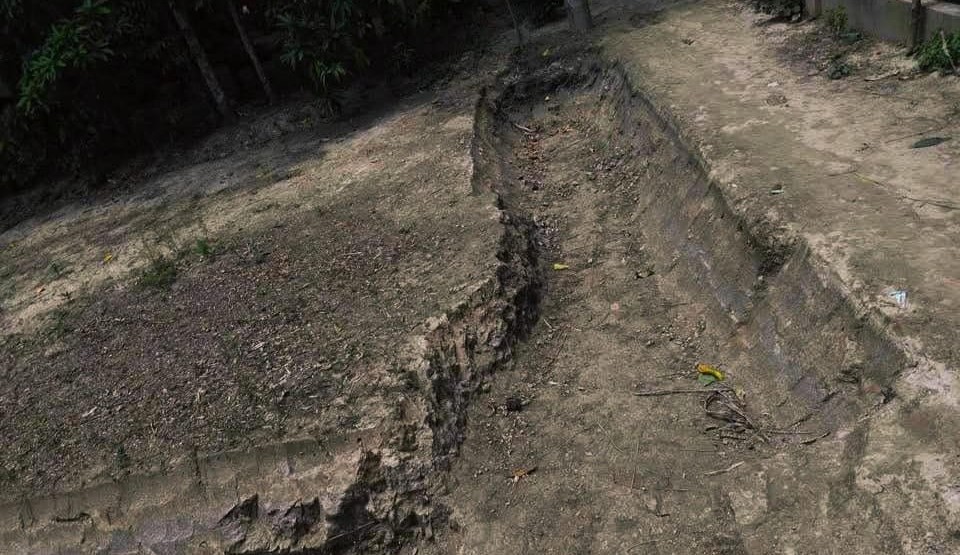 সড়কের পাশে মাটি কেটে গর্ত, বাড়ছে ভোগান্তি, জনসাধারণের ক্ষোভ