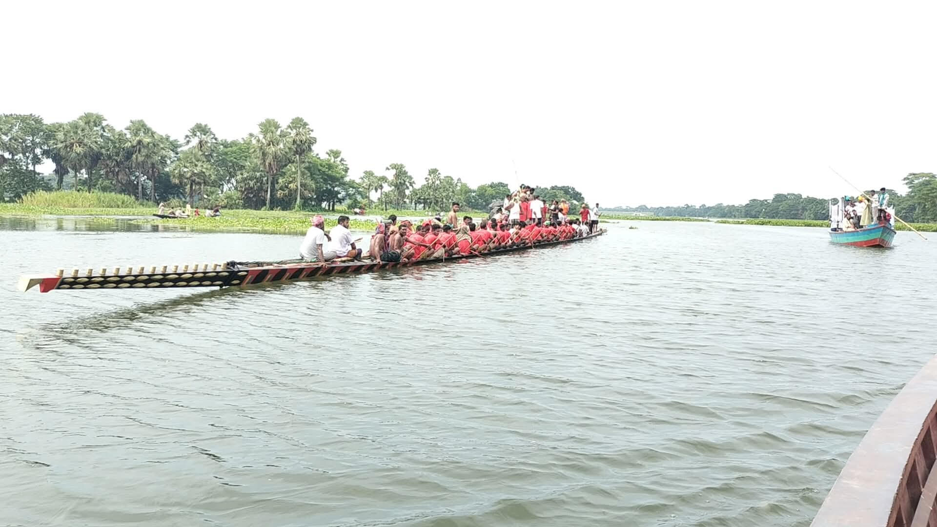 ফরিদপুরে গ্রাম বাংলার প্রাণের উৎসব নৌকা বাইচ