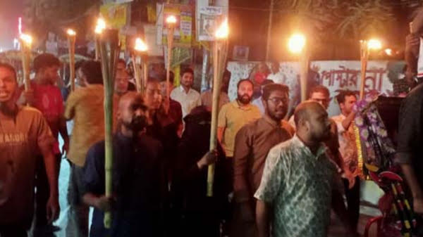 হাসনাত আবদুল্লাহ’র ওপর হামলার প্রতিবাদে টাঙ্গাইলে মশাল মিছিল