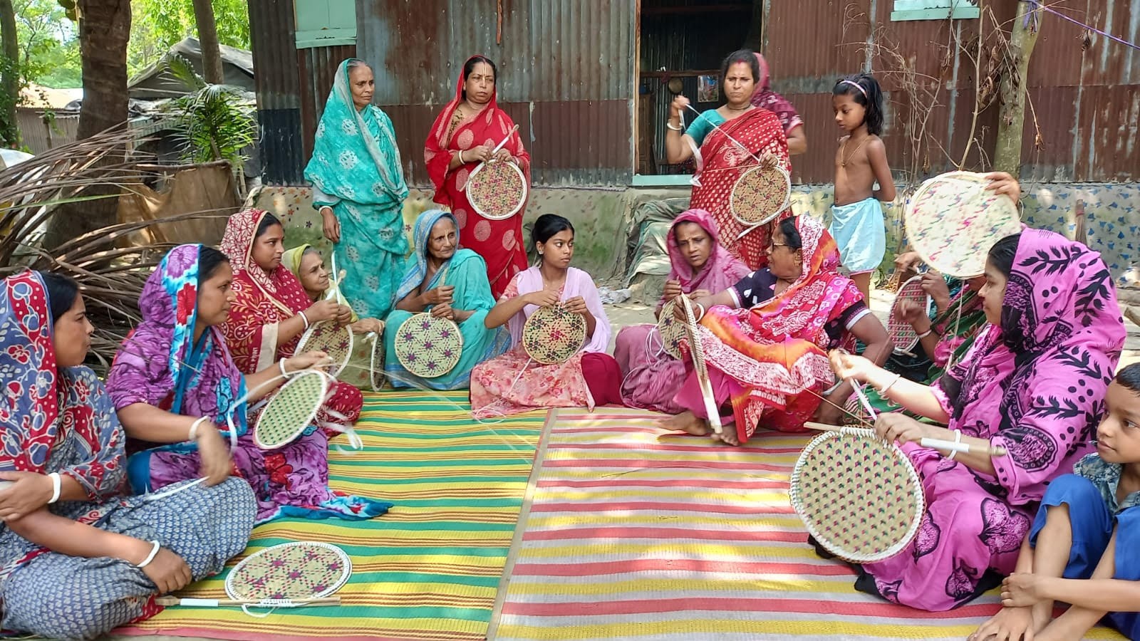 প্রচন্ড গরমে চাহিদা বেড়েছে তালপাখার