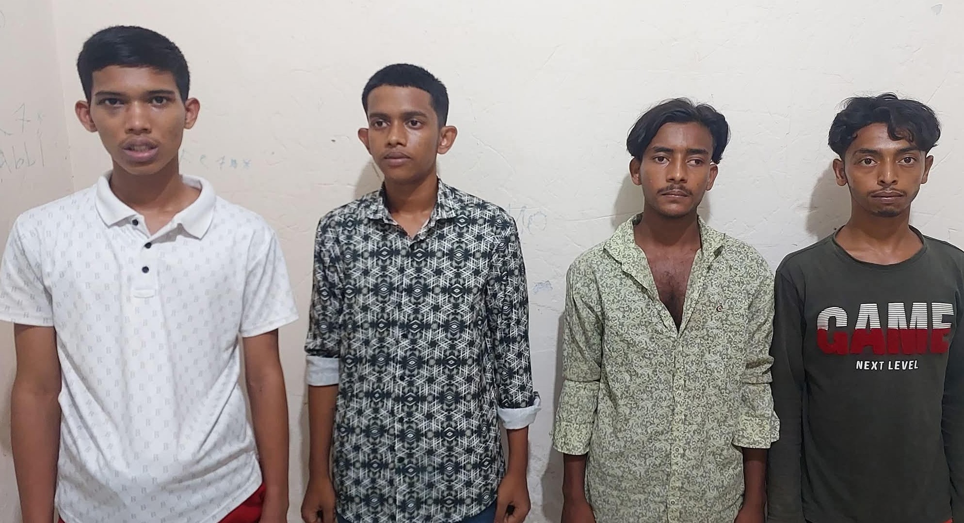 ফেনীতে কিশোর গ্যাংবিরোধী অভিযানে আটক ৪
