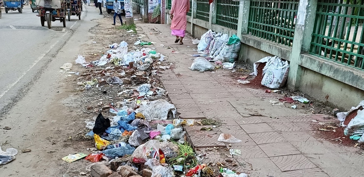 ভালুকায় গণপরিচ্ছন্নতা অভিযানের মধ্যেই ময়লার ভাগাড়