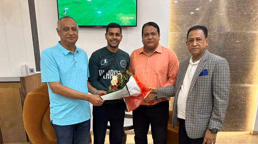 ঢাকায় পা রাখলেন শমিত
