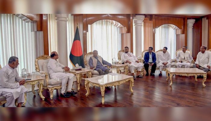 প্রধান উপদেষ্টার সঙ্গে বৈঠকে বিভিন্ন দলের নেতারা
